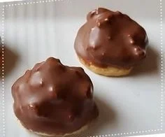 Leckere Nougatmützchen auf einem eleganten Teller serviert.