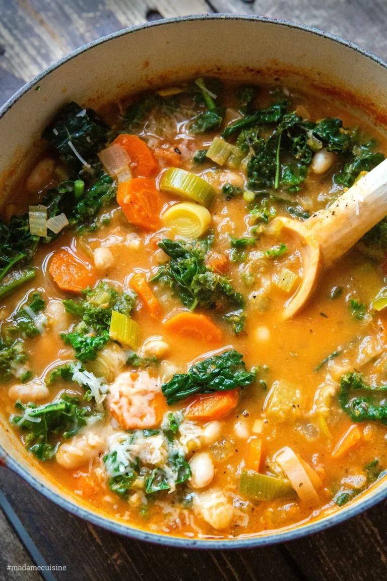 Ribollita - traditionelle toskanische Bauernsuppe aus Gemüse und Brot.