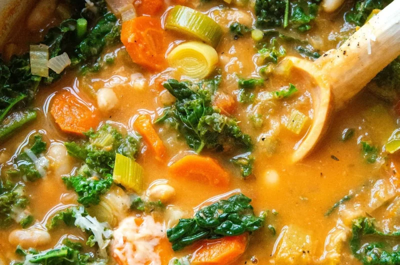 Ribollita - traditionelle toskanische Bauernsuppe aus Gemüse und Brot.