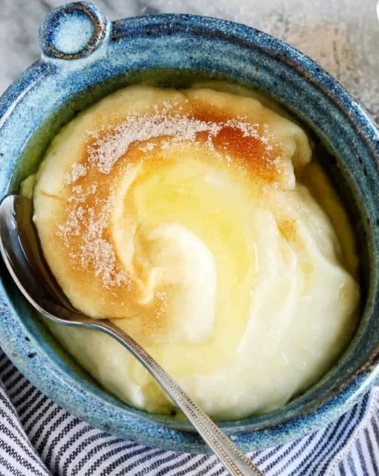 Schüssel mit Rømmegrøt, einem traditionellen norwegischen Pudding