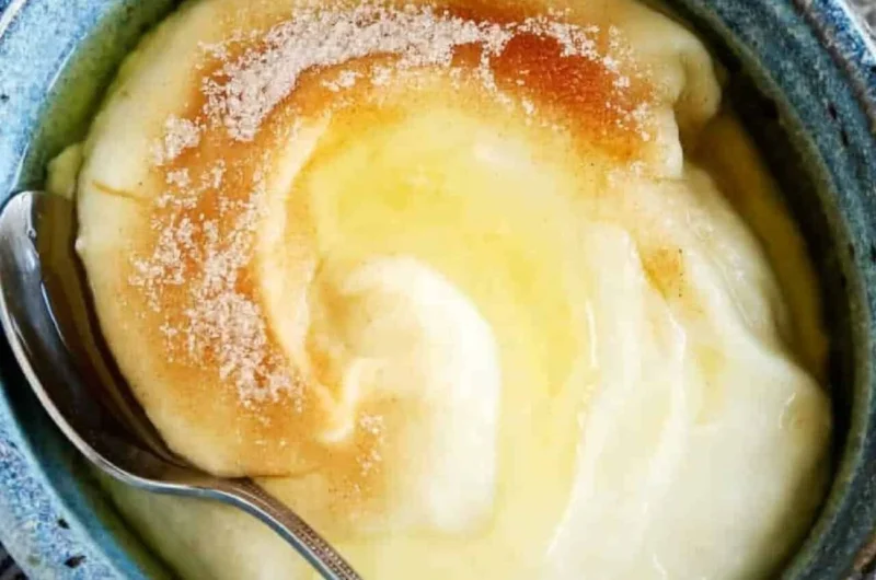 Schüssel mit Rømmegrøt, einem traditionellen norwegischen Pudding