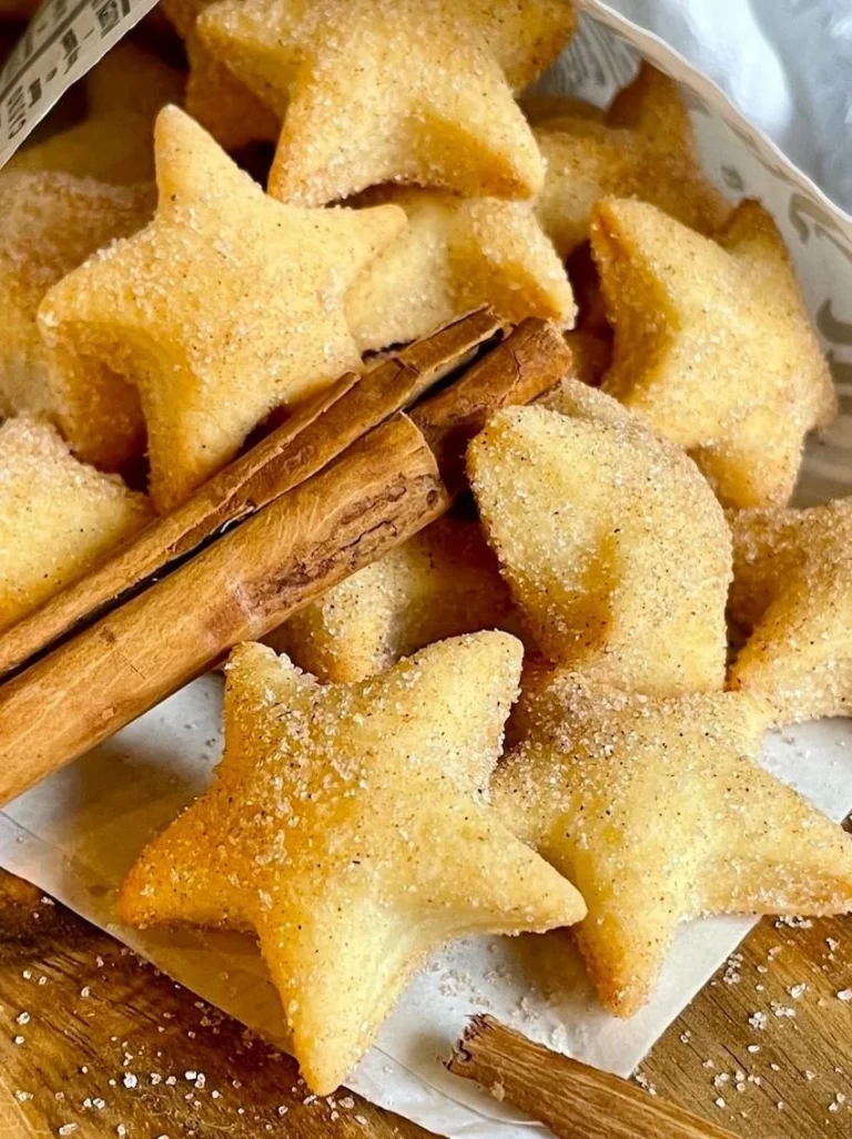 Schmandplätzchen mit Zimt und Zucker auf einem Teller serviert