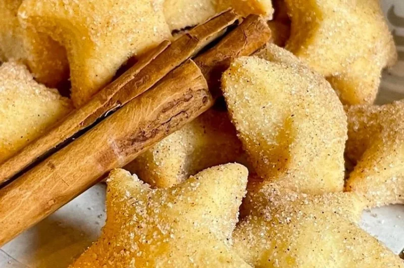 Schmandplätzchen mit Zimt und Zucker auf einem Teller serviert
