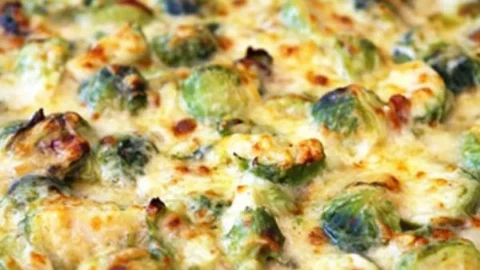 Schneller Rosenkohl-Auflauf mit Käse überbacken
