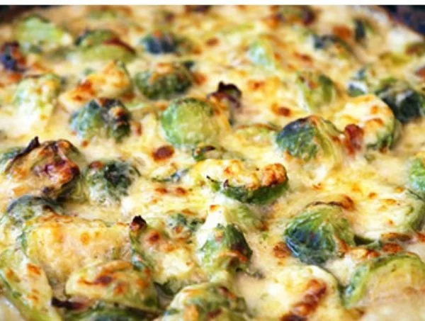 Schneller Rosenkohl-Auflauf mit Käse überbacken