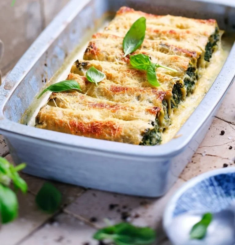 Vegane Grünkohl Cannelloni auf einem Teller serviert mit frischen Zutaten.