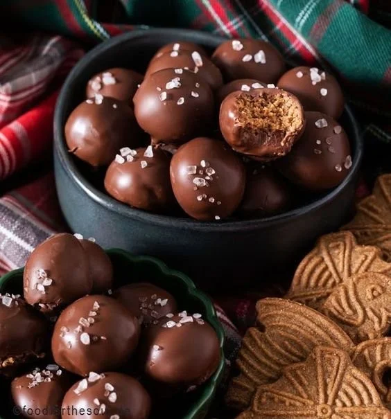 Hausgemachte Schoko Kugeln für Plätzchen und Weihnachtsgebäck