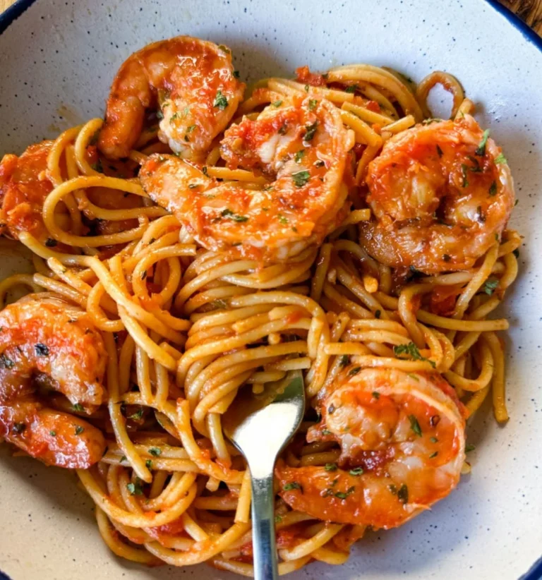 Leckere Shrimp Spaghetti mit frischen Garnelen und würziger Soße