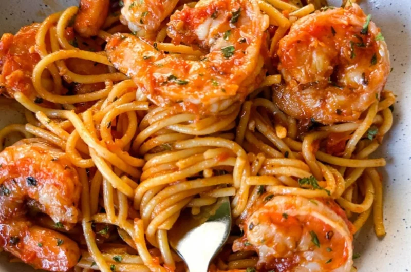 Leckere Shrimp Spaghetti mit frischen Garnelen und würziger Soße
