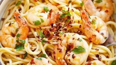 Köstliche Spaghetti Aglio e Olio mit Knoblauch und Olivenöl