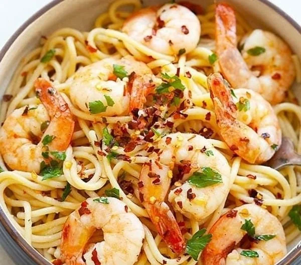Köstliche Spaghetti Aglio e Olio mit Knoblauch und Olivenöl