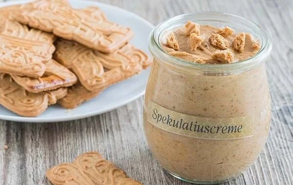 Hausgemachte Spekulatiuscreme in einem Glas, ideal zum Löffeln