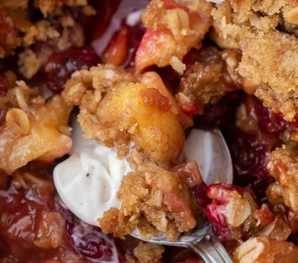 Hausgemachtes Cranberry-Apfel-Crisp frisch aus dem Ofen.