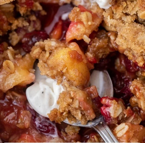 Hausgemachtes Cranberry-Apfel-Crisp frisch aus dem Ofen.