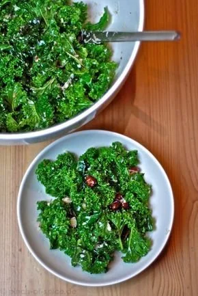 Toskanischer Grünkohlsalat mit frischem Grünkohl und aromatischen Zutaten