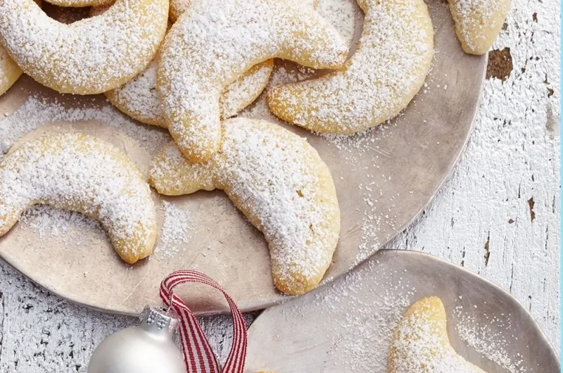 Leckere Vanillekipferl auf einem Teller, ideal für die Weihnachtszeit