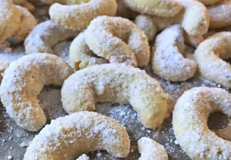 Vanillekipferl, traditionelle Weihnachtsplätzchen mit Vanillegeschmack.