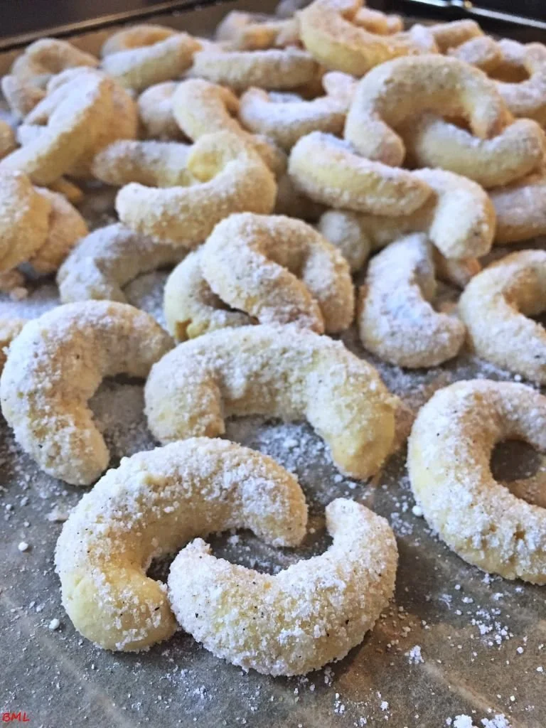 Vanillekipferl, traditionelle Weihnachtsplätzchen mit Vanillegeschmack.