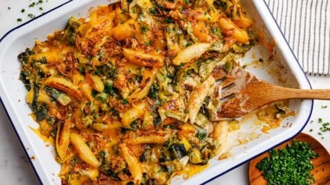Veganer Schupfnudelauflauf mit Wirsing und Lauch auf einem Tisch serviert