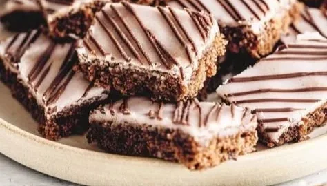Walnuss Rum Schnitten frisch gebacken auf einem Teller