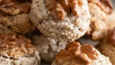 Wunderschöne Walnussmakronen nach Omas schnellem Rezept.