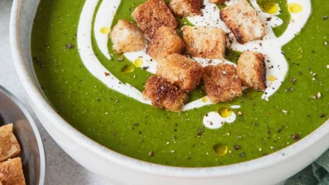 Winterliche Grünkohlsuppe mit frischem Grünkohl und würzigen Zutaten